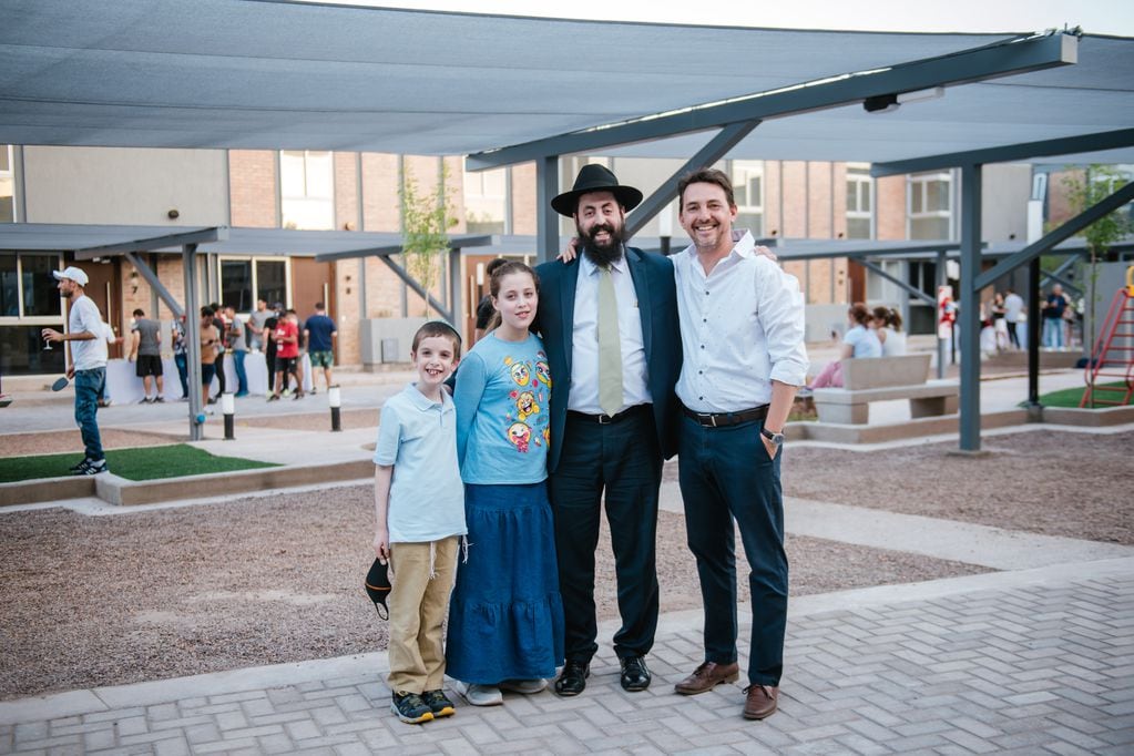 Rabino Uriel Lapidus junto a su familia y Pablo Scherbovsky 