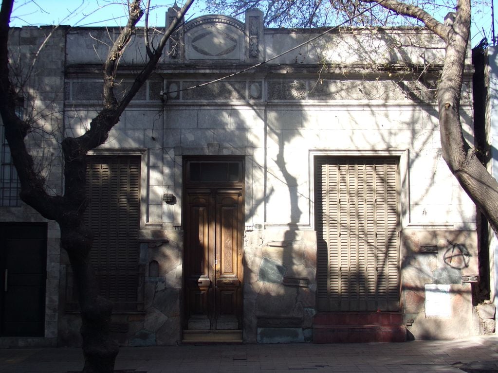 Característica “casa chorizo”  ubicada en una calle céntrica de la Ciudad de Mendoza. (Fotos de la autora).