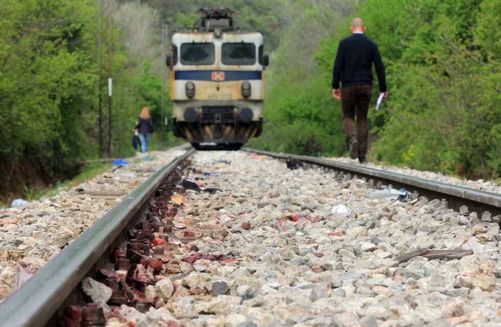 Mueren 14 migrantes arrollados por un tren en Macedonia 