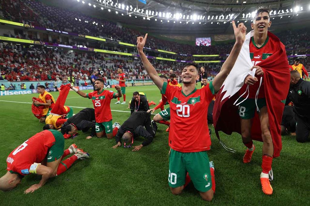 Jugadores de Marruecos celebran  en un partido de los cuartos de final del Mundial de Fútbol Qatar 2022