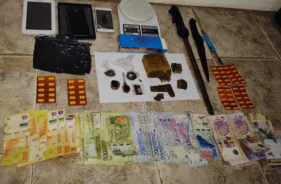 En una de las viviendas allanadas, la Policía confiscó estupefacientes, dinero en efectivo, armas y celulares, entre otros elementos.