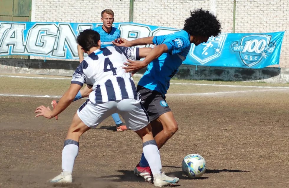 El Bocha Arce, de Gutiérrez, cubre la pelota ante la marca de un defensor de Academia Chacras. Gentileza: Prensa Gutiérrez Sport Club.