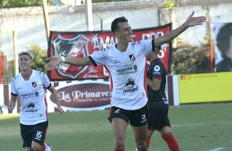 Bruno Nasta anotó los tres goles del Cruzado ante Defensores de Belgrano / Orlando Pelichotti.