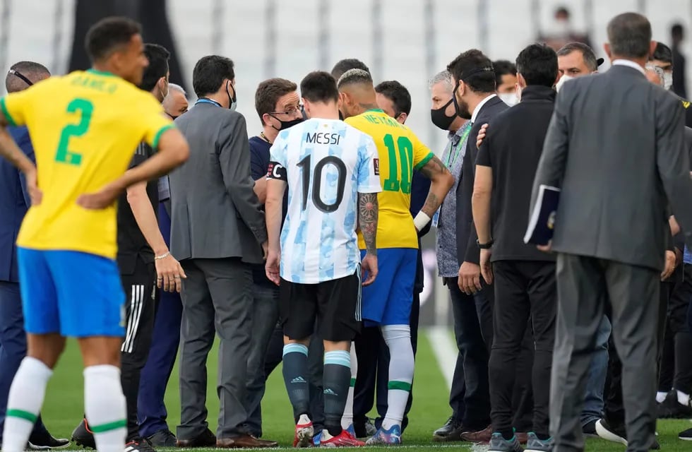 Lionel Messi y Neymar el día de la suspensión en San Pablo. Brasil y Argentina "deben" ese partido por las Eliminatorias Sudamericanas. (AP)
