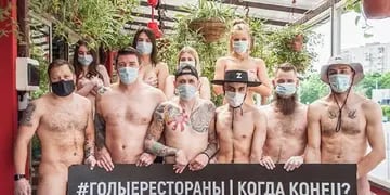 Comerciantes rusos protestan desnudos contra las restricciones del gobierno por el Covid-19