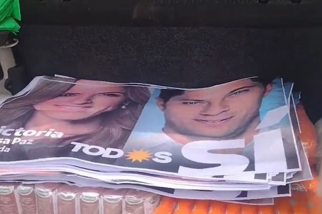 En la camioneta del organismo de la provincia de Buenos Aires se encontraron afiches del Frente de Todos.