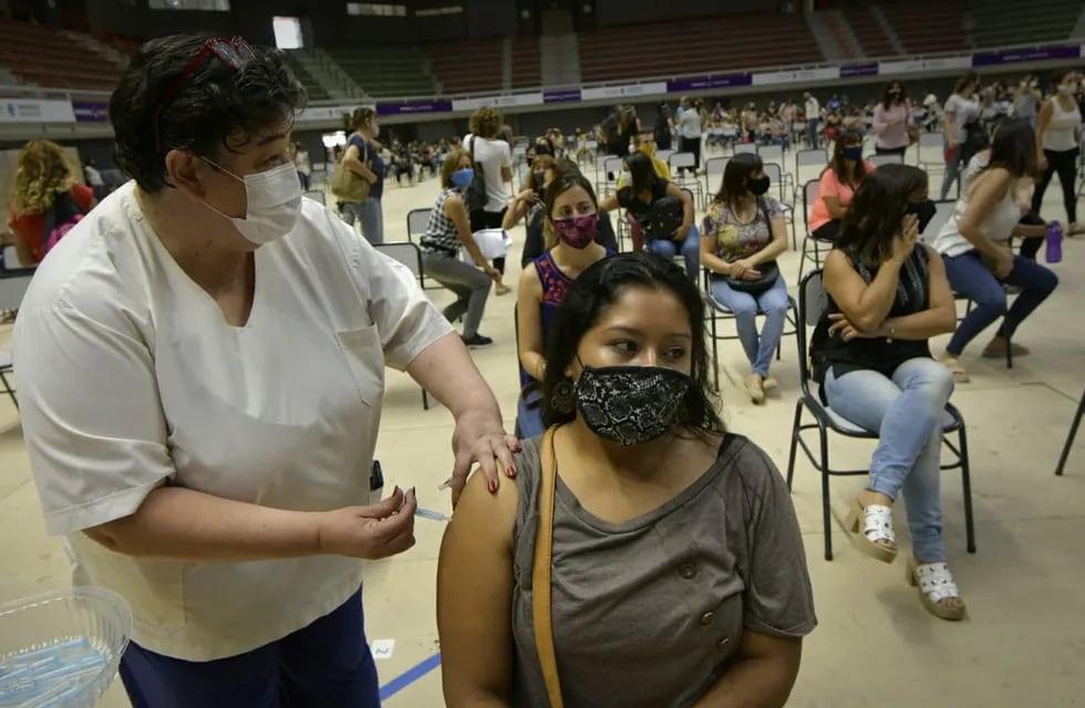 En el Aconcagua Arena comenzó la campaña de vacunación a docentes mendocinos, como parte de la lucha contra el Covid-19. Vacunarán a 5.000 docentes por día. | Foto: Orlando Pelichotti.