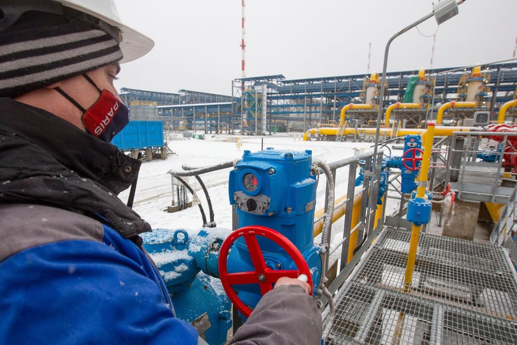 Rusia suspendió hoy el envío de gas natural a Finlandia, confirmaron las empresas encargadas del suministro a ambos lados de la frontera.