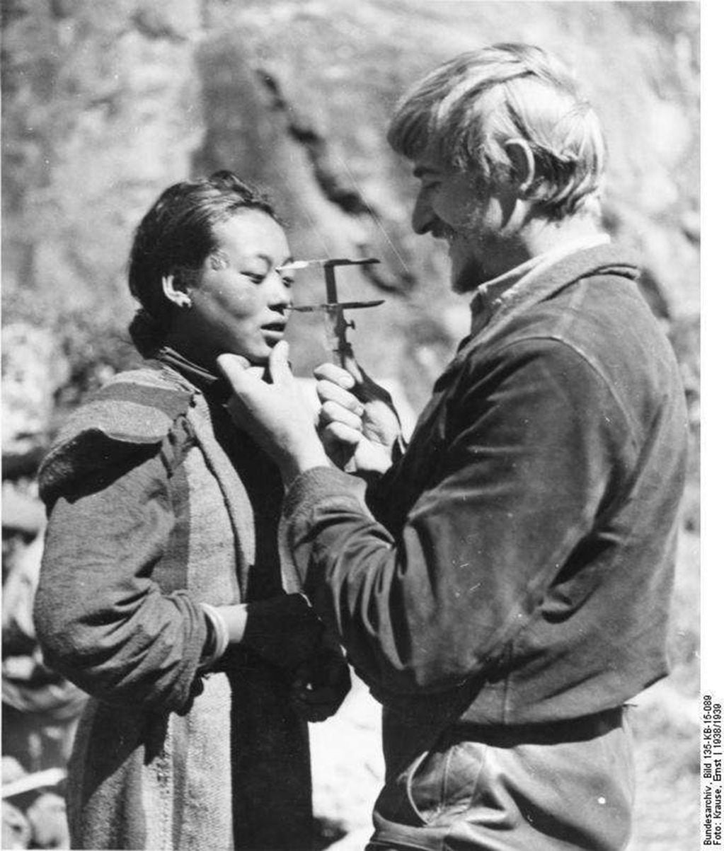 Algunas teorías racistas sostenían que en el Tíbet estaba el origen del pueblo ario. Himmler envió entonces al joven Otto Rahn al frente de una expedición, en busca de objetos míticos que probaran la superioridad racial alemana.