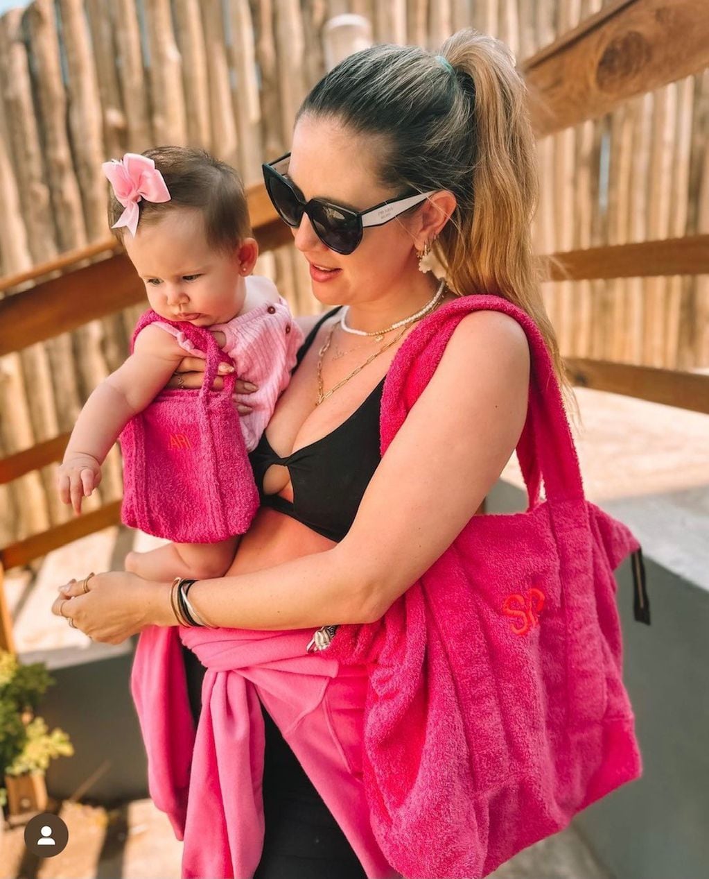 La influencer y su hija Arianna optaron por un estilo Barbiecore para ir a la playa.