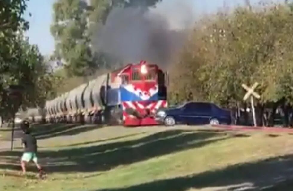 El auto quedó sobre las vías y fue embestido por el tren en Córdoba. Foto: captura de video.