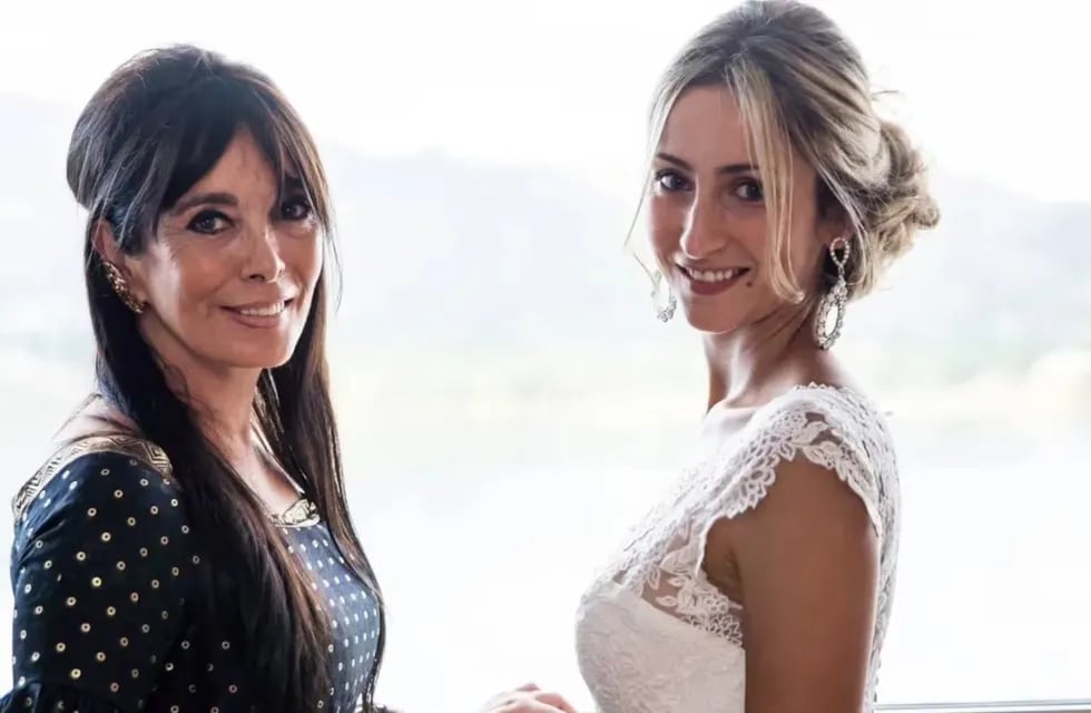 Lis Claverie junto a su hija, María Victoria De La Mota Claverie, el día de su boda, en 2016. Foto: Facebook / Lis Claverie