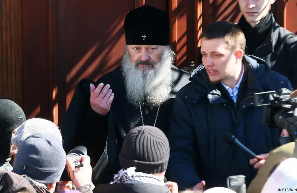 Abad Pavlo, líder de la Iglesia Ortodoxa Ucraniana, siendo esposado por la policía de Kiev mientras los fieles lo apoyan y reclaman a las autoridades.