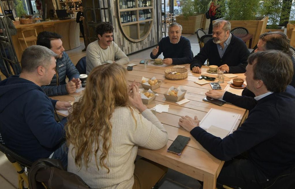 Alfredo Cornejo compartió desayuno con los candidatos en Godoy Cruz y se fue antes de que llegara Luis Petri. Foto: Orlando Pelichotti