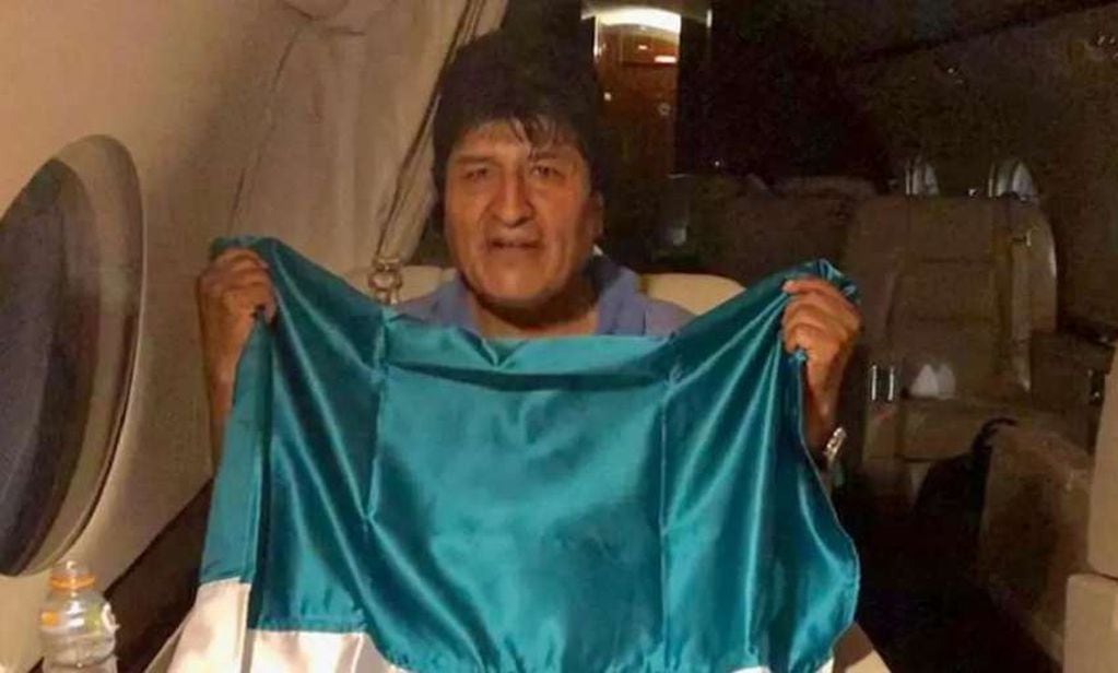 
A bordo de la aeronave, Evo Morales posó con la bandera mexicana. | Foto: AP
   