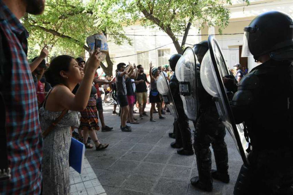 
Los encargados de calmar los ánimos fueron los mismos manifestantes. | Mariana Villa / Los Andes
   