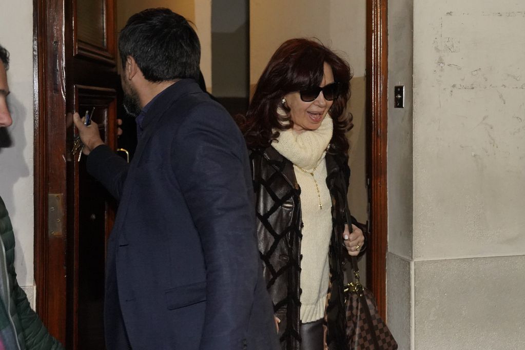 Cristina Fernández de Kirchner sale de su casa
FOTO CLARÍN