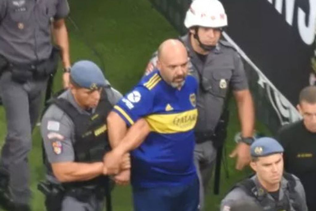 Así se llevaba la Policía al mendocino hincha de Boca que hizo gestos racistas en la tribuna en Brasil. (Captura de TV)