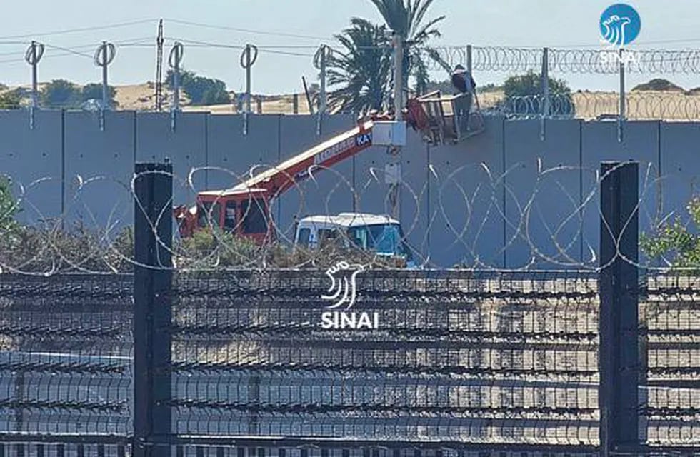 El muro que separa Egipto de Gaza se comenzó a construir en 2009 y cubre los 14km de frontera. En las últimas semanas, se puede observar a trabajadores reforzándolo, agregando capas de hormigón y ladrillos para impedir que los gazatíes ingresen al país.