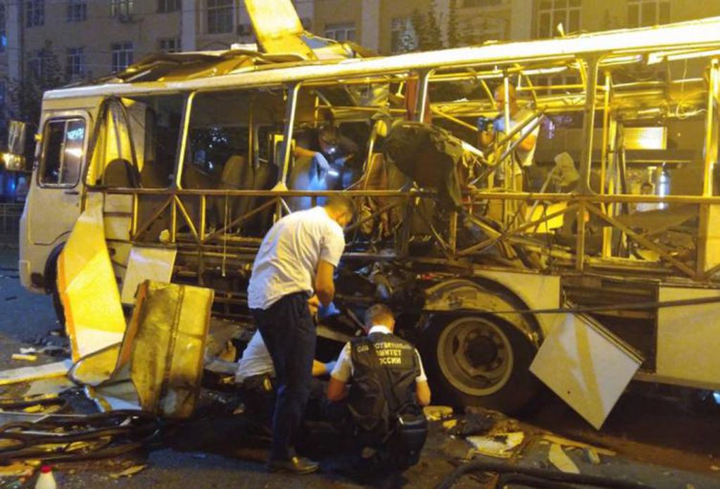 El autobús explotó y los investigadores no descartan un posible atentado.