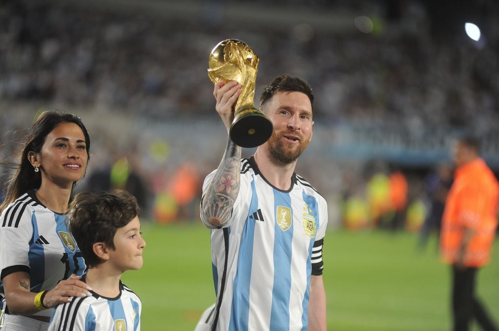 Lionel Messi en River, frente a Panamá, con la copa Mundial, sus hijo Thiago y Antonela Roccuzzo: Foto Federico Lopez Claro