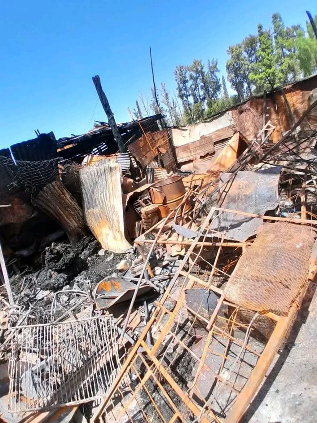 Tres familias perdieron todo en El Algarrobal luego de un incendio y explosión: un hombre se salvó de milagro. Foto: Gentileza Juan Villegas