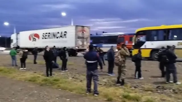 Choque entre camión y colectivo en el Acceso Este - Gentileza X @MATIPASCUALETTI