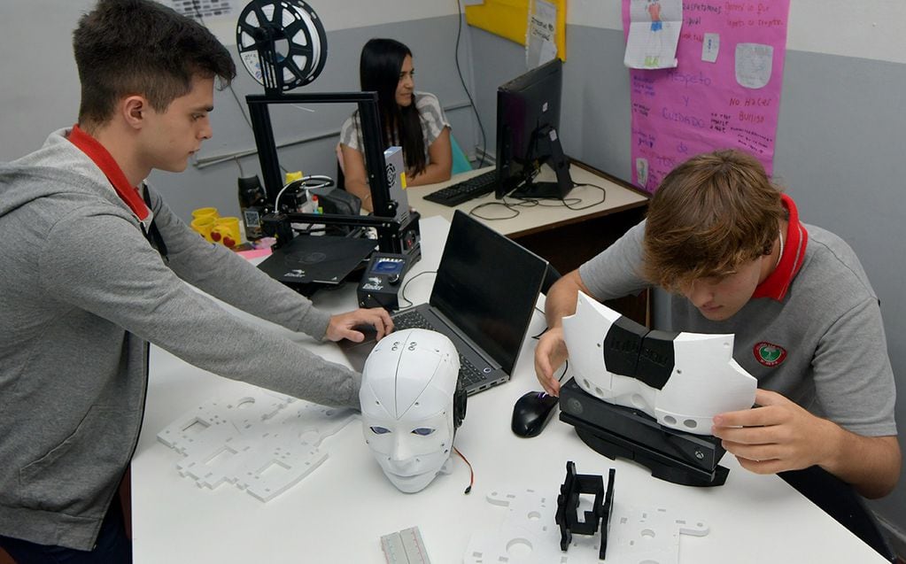 Tienen 17 años y crearon un robot que, con IA, puede leer e interpretar Lengua de Señas. Foto: Orlando Pelichotti / Los Andes.