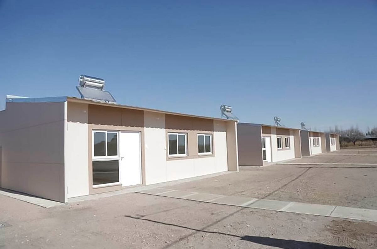Cada vivienda tiene 61.95 metros cuadrados cubiertos, con paneles hechos de placas OSB y espuma de poliuretano de alta densidad para optimizar la aislación térmica. Foto: Gobierno de Mendoza