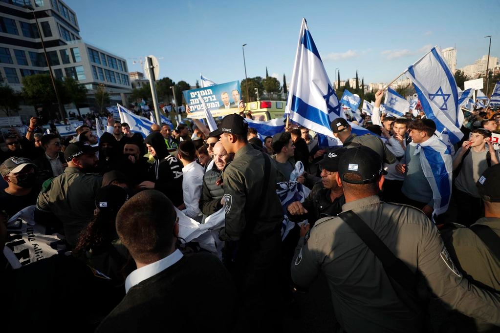 Los partidarios del gobierno de derecha israelí y los manifestantes antigubernamentales se reúnen frente a la Knesset (el Parlamento), antes de las protestas masivas en Jerusalén. Foto: EFE/EPA/ATEF SAFADI