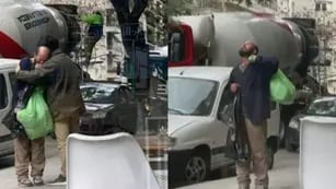 Video conmovedor: Un joven abrazó a un vagabundo y emocionó a todos