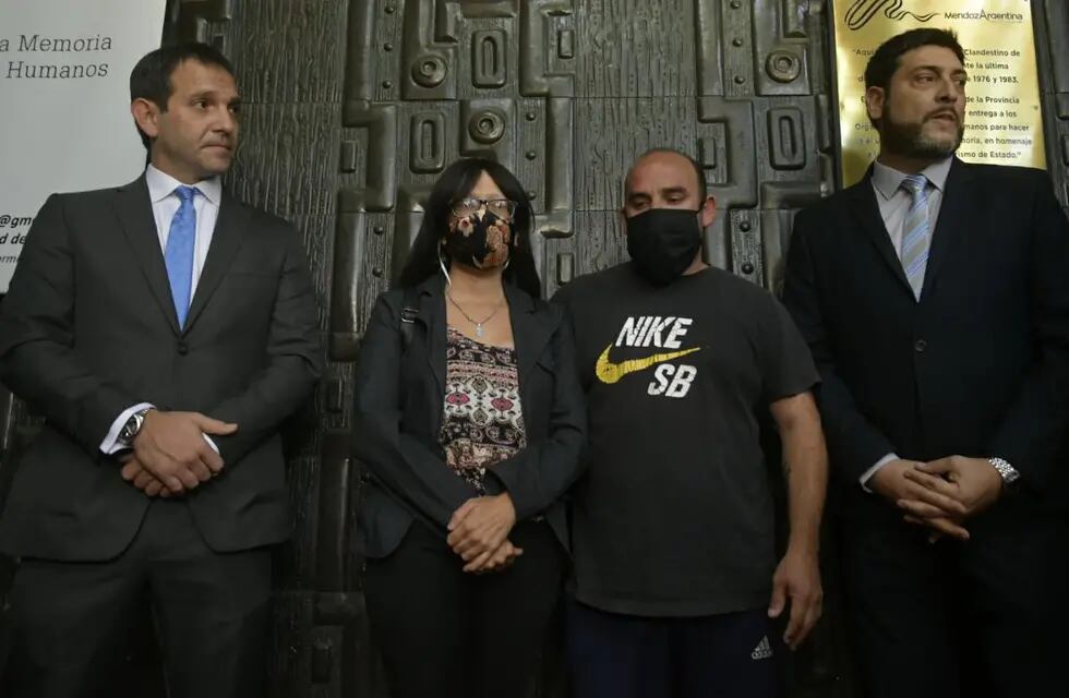 Los padres de Florencia (al centro) y los abogados que los representan, hoy se reunieron con la fiscal de Homicidios Claudia Ríos. /Orlando Pelichotti.