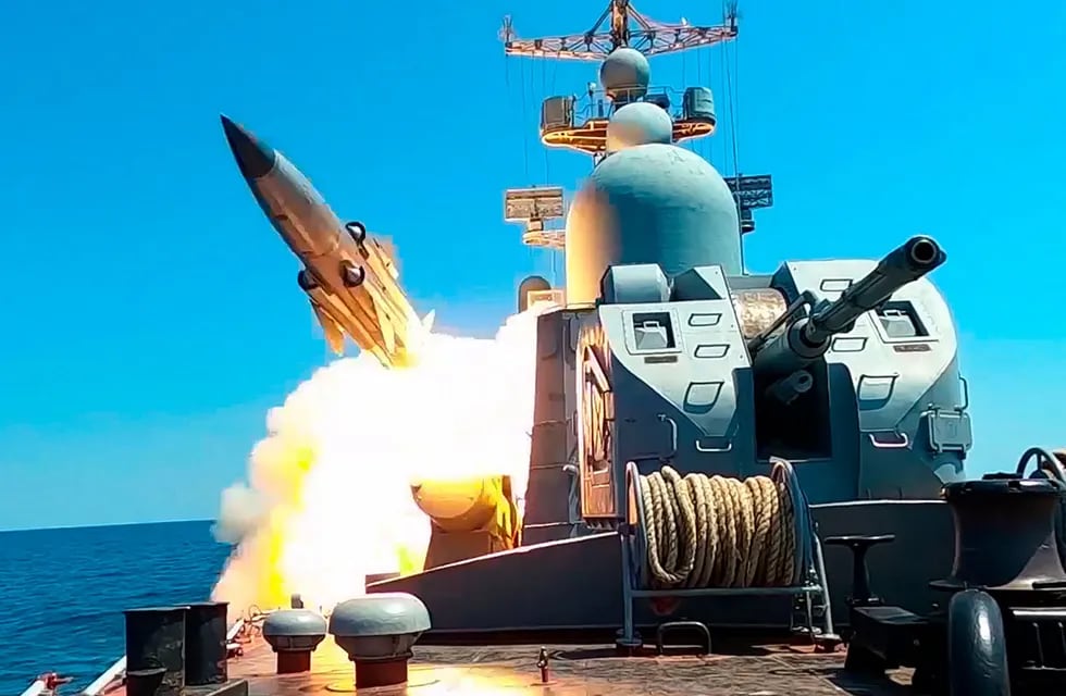 Un buque ruso lanza un misil en el Mar Negro.