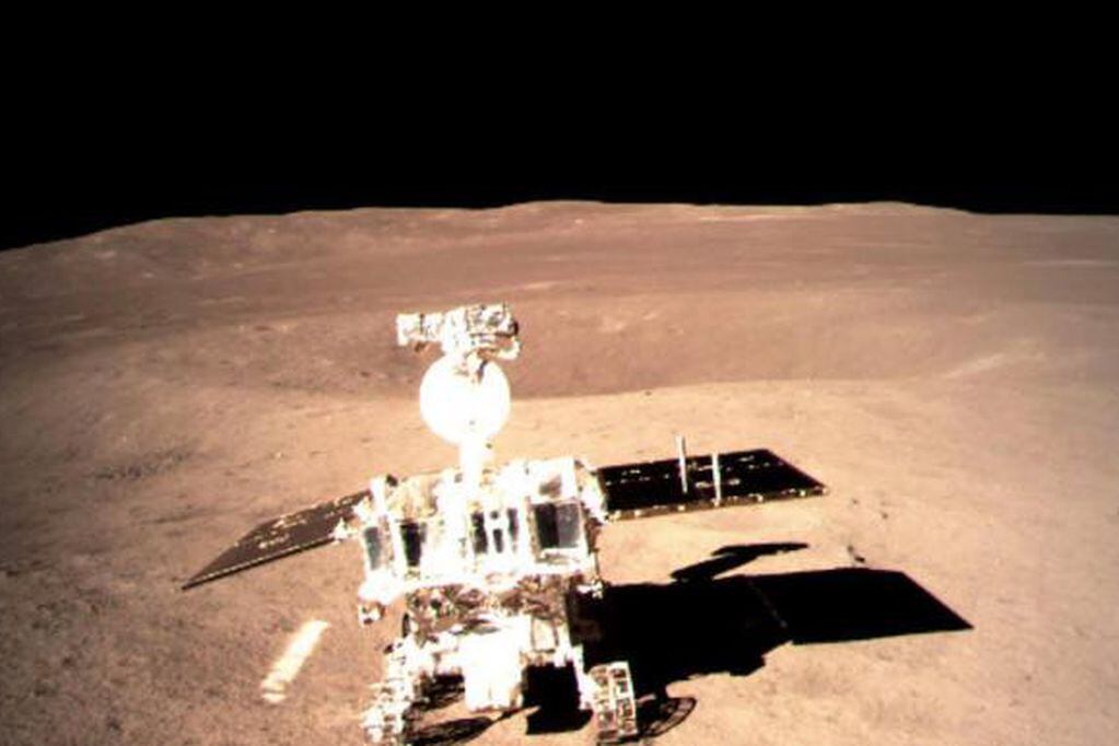 La misión espacial china que recorre la superficie lunar detectó una extraña formación.