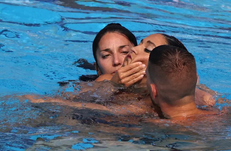 Anita Álvarez al ser rescatada por su entrenadora en pleno Mundial de Natación. / Gentileza.