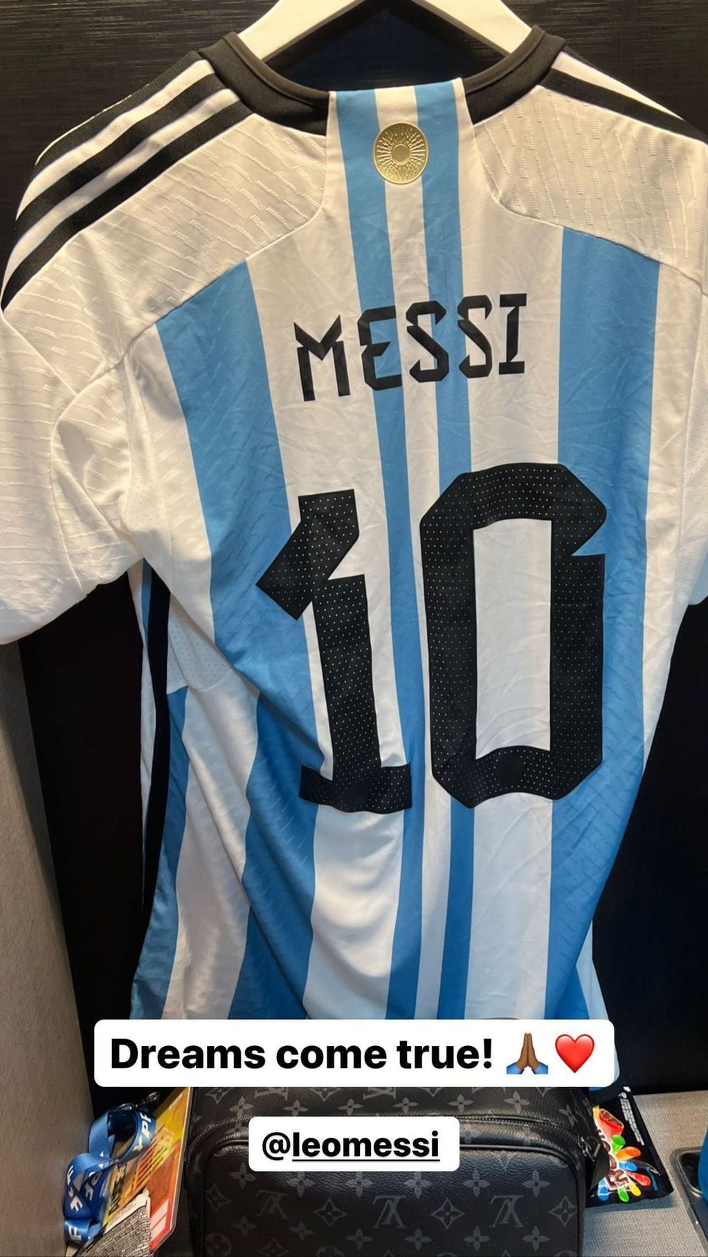 La camiseta que Lionel Messi le entregó a Eloy Room