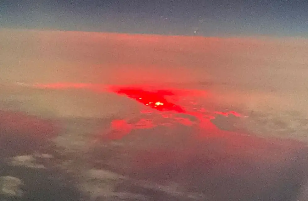 Un comandante en pleno vuelo contempló en en la lejanía unas luces rojas que emergían desde el océano Atlántico. Foto: Web
