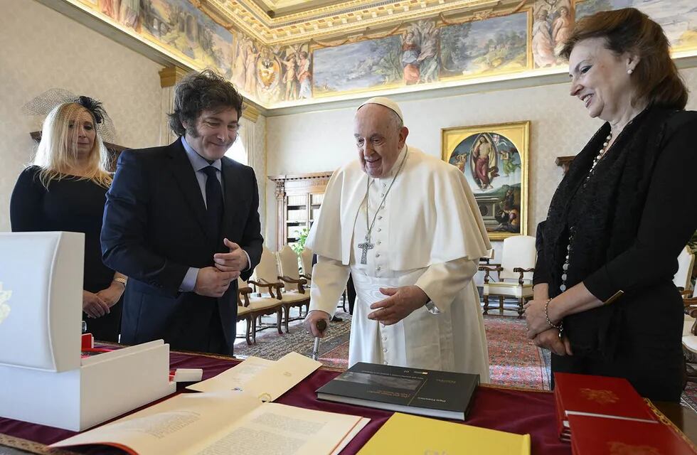 Tras los abrazos, los regalos: Javier Milei y el papa Francisco, reunidos de manera privada en el Vaticano (Gentileza)
