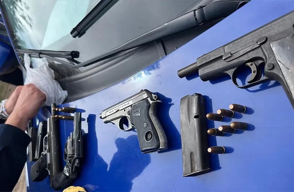 La policía de Córdoba secuestró 4 armas y municiones que se encontraban en el ómnibus