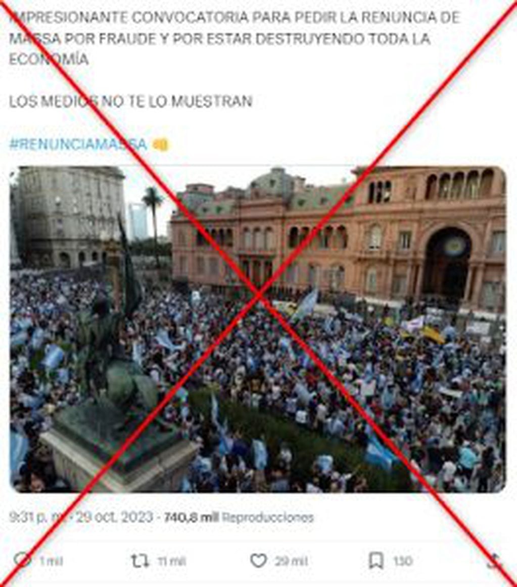 No, esta imagen de una protesta frente a la Casa Rosada no es actual; fue tomada en 2021.