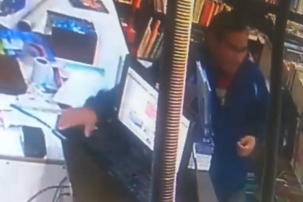 Video: robó un celular en pleno Centro y fue captado por las cámaras de seguridad 