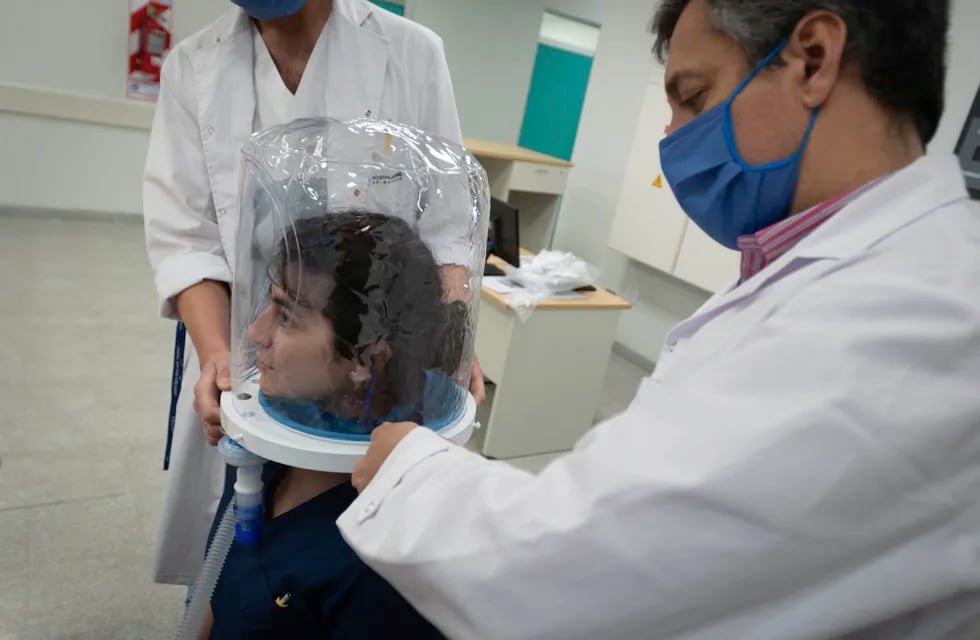 Personal de salud coloca un casco de oxígeno a una paciente. / Ignacio Blanco