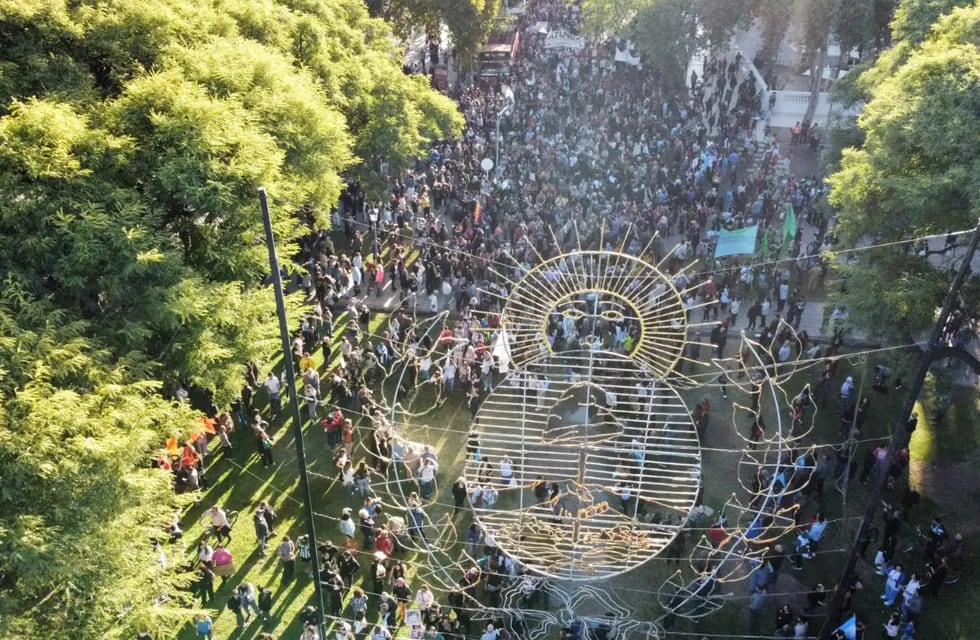 Masiva movilización en Mendoza de estudiantes y trabajadores que se sumaron a la marcha universitaria nacional. Foto: Marcelo Rolland / Los Andes