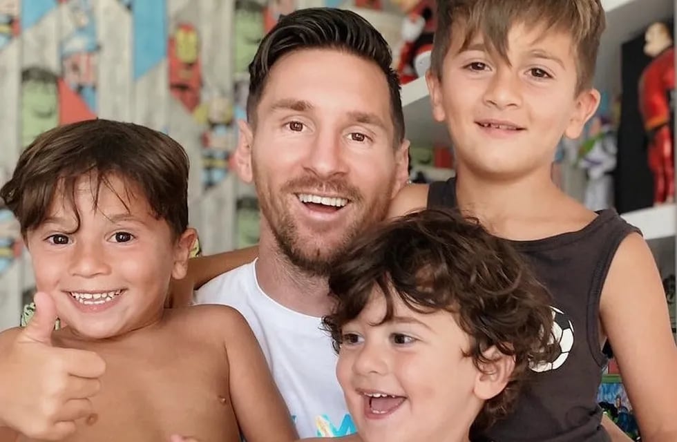 Mateo Messi (izquierda) junto a su papá y sus hermanos Ciro (abajo) y Thiago.  / Instagram