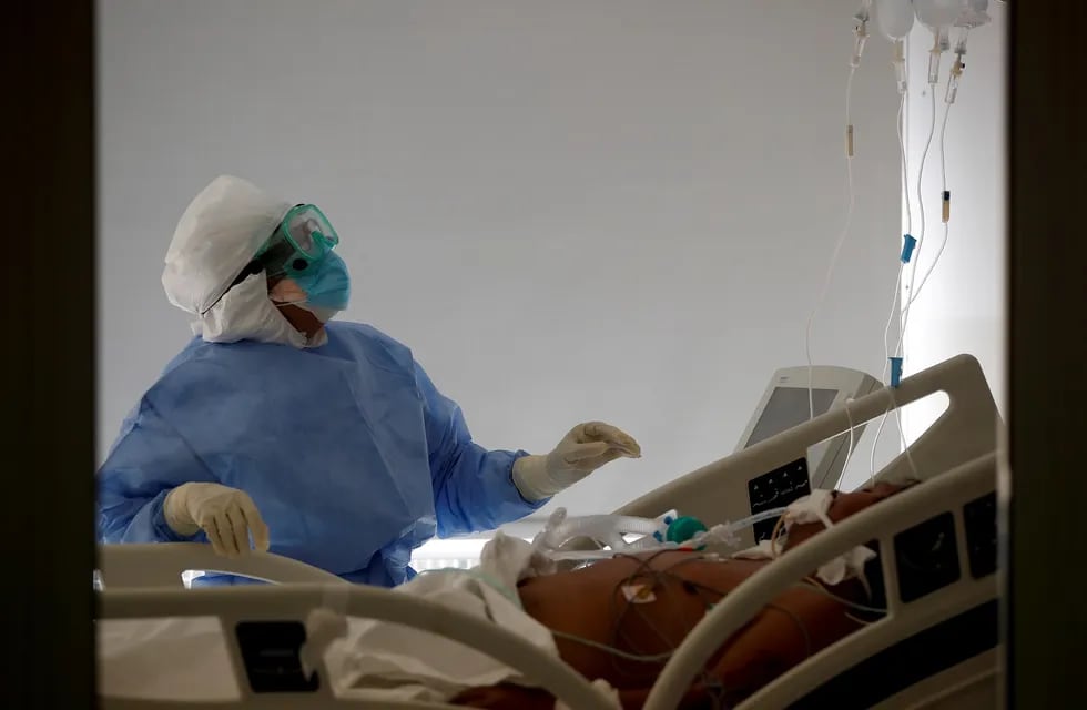 Un profesional de la Salud atiende a un paciente con Covid-19 en el hospital Eurnekian, de Ezeiza. AP
