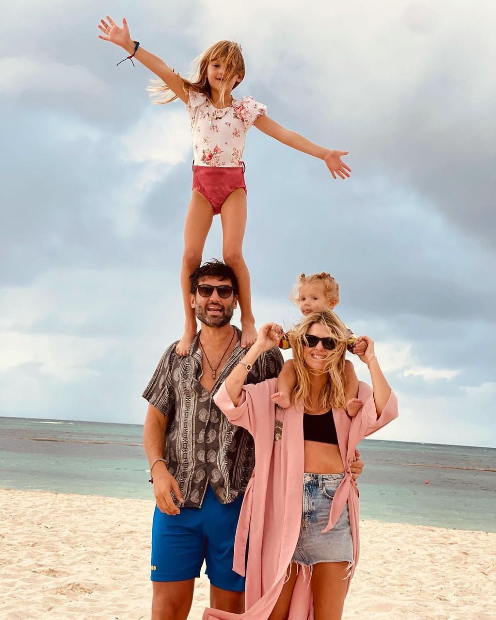 La pareja de actores se encuentra vacacionando en Punta Cana junto a Paula Cháves y Pedro Alfonso.