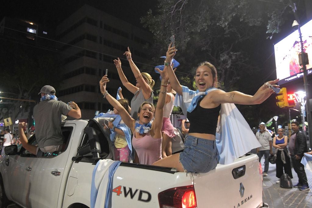 Festejos en Mendoza por el triunfo presidencial de Javier Milei con cientos de personas en las calles del centro y también en la sede del Partido Democrata en calle Sarmiento. Foto: Marcelo Rolland / Los Andes