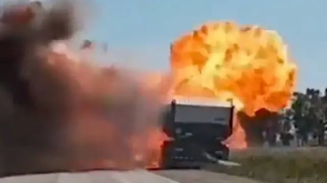 Camión explotó en plena ruta en Buenos Aires