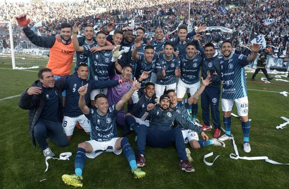 El festejo del plantel de Independiente Rivadavia. / LOS ANDES