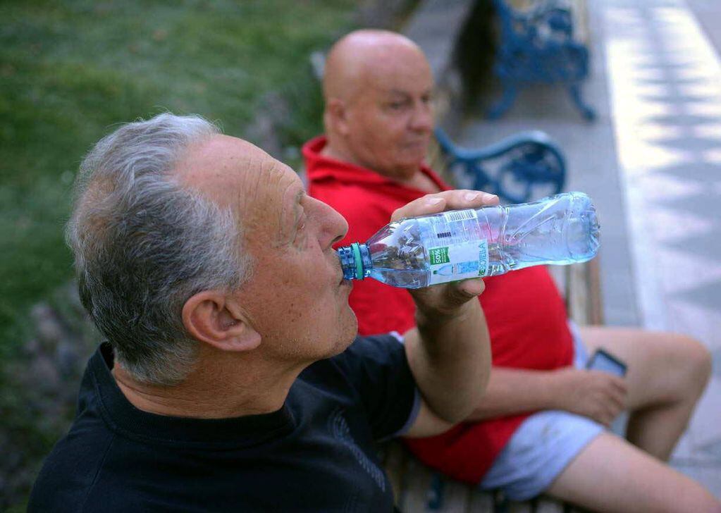 Ante el calor, los mayores deben consumir más agua